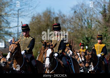 Die Mitglieder der Königstruppe Royal Horse Artillery sind am Tag der Beerdigung des britischen Prinzen Philip, des Ehemannes von Königin Elizabeth in Windsor, Großbritannien, am 17. April 2021 abgebildet. Der Herzog von York. Prinz Philip, die Gemahlin der längsten regierenden englischen Monarchin der Geschichte, Königin Elizabeth II., starb am 9. April 2021, zwei Monate vor seinem Geburtstag von 100.. (Foto von Maciek Musialek/NurPhoto) Stockfoto