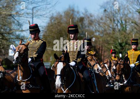 Die Mitglieder der Königstruppe Royal Horse Artillery sind am Tag der Beerdigung des britischen Prinzen Philip, des Ehemannes von Königin Elizabeth in Windsor, Großbritannien, am 17. April 2021 abgebildet. Der Herzog von York. Prinz Philip, die Gemahlin der längsten regierenden englischen Monarchin der Geschichte, Königin Elizabeth II., starb am 9. April 2021, zwei Monate vor seinem Geburtstag von 100.. (Foto von Maciek Musialek/NurPhoto) Stockfoto
