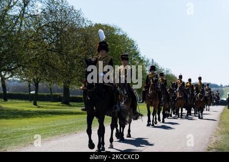Die Mitglieder der Königstruppe Royal Horse Artillery sind am Tag der Beerdigung des britischen Prinzen Philip, des Ehemannes von Königin Elizabeth in Windsor, Großbritannien, am 17. April 2021 abgebildet. Der Herzog von York. Prinz Philip, die Gemahlin der längsten regierenden englischen Monarchin der Geschichte, Königin Elizabeth II., starb am 9. April 2021, zwei Monate vor seinem Geburtstag von 100.. (Foto von Maciek Musialek/NurPhoto) Stockfoto