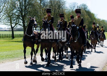 Die Mitglieder der Königstruppe Royal Horse Artillery sind am Tag der Beerdigung des britischen Prinzen Philip, des Ehemannes von Königin Elizabeth in Windsor, Großbritannien, am 17. April 2021 abgebildet. Der Herzog von York. Prinz Philip, die Gemahlin der längsten regierenden englischen Monarchin der Geschichte, Königin Elizabeth II., starb am 9. April 2021, zwei Monate vor seinem Geburtstag von 100.. (Foto von Maciek Musialek/NurPhoto) Stockfoto