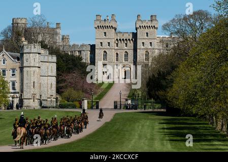 Die Mitglieder der Königstruppe Royal Horse Artillery sind am Tag der Beerdigung des britischen Prinzen Philip, des Ehemannes von Königin Elizabeth in Windsor, Großbritannien, am 17. April 2021 abgebildet. Der Herzog von York. Prinz Philip, die Gemahlin der längsten regierenden englischen Monarchin der Geschichte, Königin Elizabeth II., starb am 9. April 2021, zwei Monate vor seinem Geburtstag von 100.. (Foto von Maciek Musialek/NurPhoto) Stockfoto