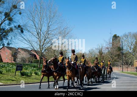 Die Mitglieder der Königstruppe Royal Horse Artillery sind am Tag der Beerdigung des britischen Prinzen Philip, des Ehemannes von Königin Elizabeth in Windsor, Großbritannien, am 17. April 2021 abgebildet. Der Herzog von York. Prinz Philip, die Gemahlin der längsten regierenden englischen Monarchin der Geschichte, Königin Elizabeth II., starb am 9. April 2021, zwei Monate vor seinem Geburtstag von 100.. (Foto von Maciek Musialek/NurPhoto) Stockfoto