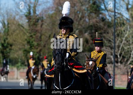 Die Mitglieder der Königstruppe Royal Horse Artillery sind am Tag der Beerdigung des britischen Prinzen Philip, des Ehemannes von Königin Elizabeth in Windsor, Großbritannien, am 17. April 2021 abgebildet. Der Herzog von York. Prinz Philip, die Gemahlin der längsten regierenden englischen Monarchin der Geschichte, Königin Elizabeth II., starb am 9. April 2021, zwei Monate vor seinem Geburtstag von 100.. (Foto von Maciek Musialek/NurPhoto) Stockfoto