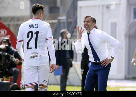 Fabio Pecchia (R), Cheftrainer von US-Kremonesen, zeigt sich mit Nadir Zortea (L) während des Spiels der Serie B zwischen AC Monza und US-Kremonesen im Stadio Brianteo am 17. April 2021 in Monza, Italien. (Foto von Giuseppe Cottini/NurPhoto) Stockfoto