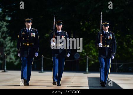 Soldaten der Ehrengarde der Armee führen den Wachwechsel auf dem Nationalfriedhof von Arlington durch. Stockfoto