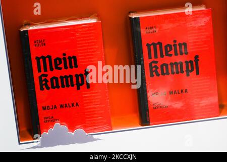 Die kritische Ausgabe des Buches „Mein Kampf“ von Adolf Hitler wird in einer Buchhandlung in Krakau, Polen, ausgestellt. 17. April 2021. Eine neue akademische Ausgabe des Buches wurde in diesem Jahr am 20.. Januar im Bellona Verlag in Polen veröffentlicht. Trotz des hohen Preises, weniger als einen Monat nach seiner Premiere, ist die Position zu einem Bestseller in der Geschichte Bücher Abteilung von mehreren Buchhandlungen geworden. Die Veröffentlichung der polnischen Übersetzung ist die erste kritische Ausgabe des Buches, das in Polen veröffentlicht wurde, und die zweite weltweit. 2016 erschien eine ähnliche wissenschaftliche Ausgabe in Deutschland. (Foto von Beata Zawrz Stockfoto