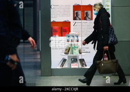 Die kritische Ausgabe des Buches „Mein Kampf“ von Adolf Hitler wird in einer Buchhandlung in Krakau, Polen, ausgestellt. 17. April 2021. Eine neue akademische Ausgabe des Buches wurde in diesem Jahr am 20.. Januar im Bellona Verlag in Polen veröffentlicht. Trotz des hohen Preises, weniger als einen Monat nach seiner Premiere, ist die Position zu einem Bestseller in der Geschichte Bücher Abteilung von mehreren Buchhandlungen geworden. Die Veröffentlichung der polnischen Übersetzung ist die erste kritische Ausgabe des Buches, das in Polen veröffentlicht wurde, und die zweite weltweit. 2016 erschien eine ähnliche wissenschaftliche Ausgabe in Deutschland. (Foto von Beata Zawrz Stockfoto