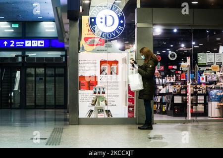 Die kritische Ausgabe des Buches „Mein Kampf“ von Adolf Hitler wird in der Buchhandlung Discover in Krakau, Polen, ausgestellt. 17. April 2021. Eine neue akademische Ausgabe des Buches wurde in diesem Jahr am 20.. Januar im Bellona Verlag in Polen veröffentlicht. Trotz des hohen Preises, weniger als einen Monat nach seiner Premiere, ist die Position zu einem Bestseller in der Geschichte Bücher Abteilung von mehreren Buchhandlungen geworden. Die Veröffentlichung der polnischen Übersetzung ist die erste kritische Ausgabe des Buches, das in Polen veröffentlicht wurde, und die zweite weltweit. 2016 erschien eine ähnliche wissenschaftliche Ausgabe in Deutschland. (Foto von Beat Stockfoto