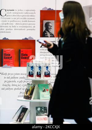 Die kritische Ausgabe des Buches „Mein Kampf“ von Adolf Hitler wird in einer Buchhandlung in Krakau, Polen, ausgestellt. 17. April 2021. Eine neue akademische Ausgabe des Buches wurde in diesem Jahr am 20.. Januar im Bellona Verlag in Polen veröffentlicht. Trotz des hohen Preises, weniger als einen Monat nach seiner Premiere, ist die Position zu einem Bestseller in der Geschichte Bücher Abteilung von mehreren Buchhandlungen geworden. Die Veröffentlichung der polnischen Übersetzung ist die erste kritische Ausgabe des Buches, das in Polen veröffentlicht wurde, und die zweite weltweit. 2016 erschien eine ähnliche wissenschaftliche Ausgabe in Deutschland. (Foto von Beata Zawrz Stockfoto