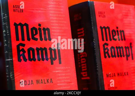 Die kritische Ausgabe des Buches „Mein Kampf“ von Adolf Hitler wird in einer Buchhandlung in Krakau, Polen, ausgestellt. 17. April 2021. Eine neue akademische Ausgabe des Buches wurde in diesem Jahr am 20.. Januar im Bellona Verlag in Polen veröffentlicht. Trotz des hohen Preises, weniger als einen Monat nach seiner Premiere, ist die Position zu einem Bestseller in der Geschichte Bücher Abteilung von mehreren Buchhandlungen geworden. Die Veröffentlichung der polnischen Übersetzung ist die erste kritische Ausgabe des Buches, das in Polen veröffentlicht wurde, und die zweite weltweit. 2016 erschien eine ähnliche wissenschaftliche Ausgabe in Deutschland. (Foto von Beata Zawrz Stockfoto