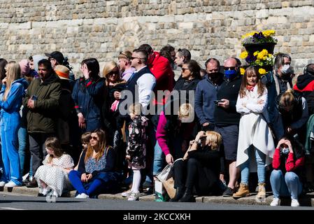 Vor dem Begräbnis des britischen Prinzen Philip in Windsor, Großbritannien, am 17. April 2021, versammeln sich Menschen vor Windsor Castle. Der Herzog von York. Prinz Philip, die Gemahlin der längsten regierenden englischen Monarchin der Geschichte, Königin Elizabeth II., starb am 9. April 2021, zwei Monate vor seinem Geburtstag von 100.. (Foto von Maciek Musialek/NurPhoto) Stockfoto