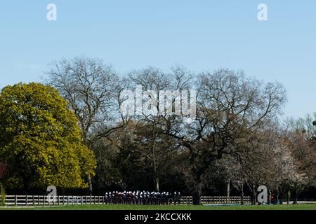 Die Mitglieder der Königstruppe Royal Horse Artillery sind am Tag der Beerdigung des britischen Prinzen Philip, des Ehemannes von Königin Elizabeth in Windsor, Großbritannien, am 17. April 2021 abgebildet. Der Herzog von York. Prinz Philip, die Gemahlin der längsten regierenden englischen Monarchin der Geschichte, Königin Elizabeth II., starb am 9. April 2021, zwei Monate vor seinem Geburtstag von 100.. (Foto von Maciek Musialek/NurPhoto) Stockfoto