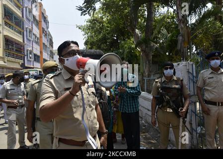 Ein paramilitärisches Personal in einem Wahllokal während der Wahl der Versammlung der Fünften Phase in Westbengalen in Kalkutta, Indien, am 17. April 2021. Laut einem indischen Medienbericht hat die Wahlkommission beschlossen, Kundgebungen, öffentliche Treffen und Straßenveranstaltungen in West-Bengalen von 7 bis 10 Uhr aufgrund der Covid-19-Spitze in Indien zu verbieten. (Foto von Indranil Aditya/NurPhoto) Stockfoto