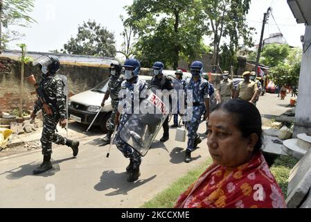 Ein paramilitärisches Personal in einem Wahllokal während der Wahl der Versammlung der Fünften Phase in Westbengalen in Kalkutta, Indien, am 17. April 2021. Laut einem indischen Medienbericht hat die Wahlkommission beschlossen, Kundgebungen, öffentliche Treffen und Straßenveranstaltungen in West-Bengalen von 7 bis 10 Uhr aufgrund der Covid-19-Spitze in Indien zu verbieten. (Foto von Indranil Aditya/NurPhoto) Stockfoto