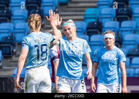 TORFEIER - Chloe Kelly und Ellen White vom Manchester City WFC während der vierten Runde des Vitality Women's FA Cup, die am 17.. April 2021 im Academy Stadium, Manchester, Großbritannien, zwischen den Manchester City Women und den Aston Villa Women ausgetragen wurde. (Foto von Action Foto Sport/NurPhoto) Stockfoto