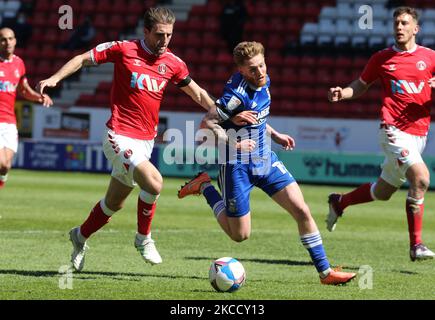 Alex Gilbey von L-R Charlton Athletic und Teddy Bishop von Ipswich Town während der Sky Bet League One zwischen Charlton Athletic und Ipswich Town im Valley, Woolwich, England am 17.. April 2021. (Foto von Action Foto Sport/NurPhoto) Stockfoto