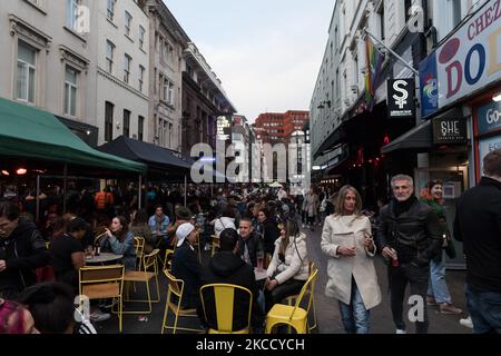 LONDON, VEREINIGTES KÖNIGREICH - 17. APRIL 2021: Am ersten Wochenende nach der Lockerung der Einschränkungen des Coronavirus, am 17. April 2021 in London, England, genießen die Menschen Getränke und treffen sich mit Freunden in Soho. In den Gaststätten im Freien, darunter Pubs und Restaurants, kam es diese Woche nach der Wiedereröffnung nach mehr als drei Monaten Sperrzeit zu einem Anstieg der Getränkeverkäufe. (Foto von Wiktor Szymanowicz/NurPhoto) Stockfoto