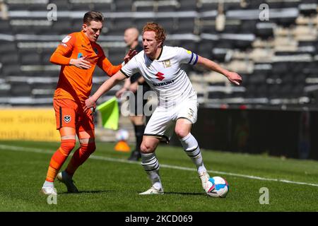 Der Kapitän von Milton Keynes Dons, Dean Lewington, wird am 17.. April 2021 von Ronan Curtis aus Portsmouth in der ersten Hälfte der Sky Bet League One im Stadium MK, Milton Keynes, England, herausgefordert. (Foto von John Cripps/MI News/NurPhoto) Stockfoto