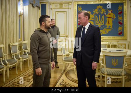 Kiew, Ukraine. 04.. November 2022. Der ukrainische Präsident Wolodymyr Zelenskyy (L) trifft sich am Freitag, den 4. November, mit dem Nationalen Sicherheitsberater des Weißen Hauses, Jake Sullivan, in Kiew, Ukraine, 2022. Der nationale Sicherheitsberater Jake Sullivan, der am Freitag in Kiew mit dem ukrainischen Präsidenten Wolodymyr Zelenskyy, dem Leiter des Büros von Präsident Andriy Yermak und Verteidigungsminister Reznikov, zusammentraf, kündigte an, dass ein zusätzliches Paket von $400 Millionen Sicherheitshilfen, das sanierte T-72-Panzer, unbemannte Luftfahrzeuge, Und die Sanierung von HAWK Surface-to-Air-Raketen für die spätere Übertragung nach Großbritannien Stockfoto