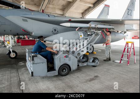 Betreuer bereiten Flugzeuge Kadena Air Base, Japan. Stockfoto