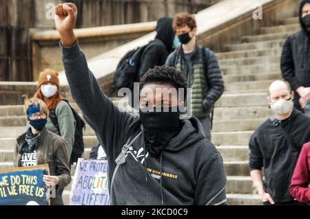 Ein Protestler hält während leidenschaftlicher Reden auf den Stufen des Philadelphia Art Museum während eines Aktionstages in Solidarität mit Protesten im Brooklyn Center und Chicago in Philadelphia, Pennsylvania, USA, die Solidaritätsfaust der schwarzen Macht hoch. Am 17. April 2021. (Foto von Cory Clark/NurPhoto) Stockfoto