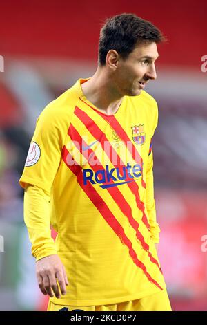 Lionel Messi vom FC Barcelona beim Copa Del Rey Finale zwischen Athletic Club und FC Barcelona im Estadio de La Cartuja in Sevilla, Spanien, am 17. April 2021. Sportstadien in ganz Spanien unterliegen aufgrund der Coronavirus-Pandemie weiterhin strengen Beschränkungen, da staatliche Gesetze zur sozialen Distanzierung Fans innerhalb von Veranstaltungsorten verbieten, was dazu führt, dass Spiele hinter verschlossenen Türen gespielt werden. (Foto von Jose Luis Contreras/DAX Images/NurPhoto) Stockfoto