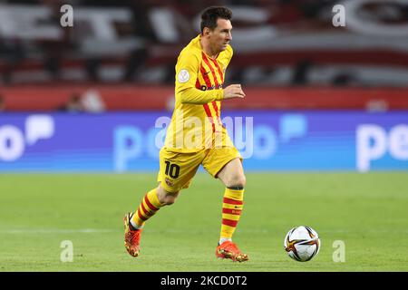 Lionel Messi vom FC Barcelona beim Copa Del Rey Finale zwischen Athletic Club und FC Barcelona im Estadio de La Cartuja in Sevilla, Spanien, am 17. April 2021. Sportstadien in ganz Spanien unterliegen aufgrund der Coronavirus-Pandemie weiterhin strengen Beschränkungen, da staatliche Gesetze zur sozialen Distanzierung Fans innerhalb von Veranstaltungsorten verbieten, was dazu führt, dass Spiele hinter verschlossenen Türen gespielt werden. (Foto von Jose Luis Contreras/DAX Images/NurPhoto) Stockfoto