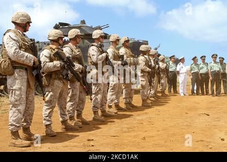 Offiziere der Volksbefreiungsarmee beobachten eine Demonstration der Fähigkeiten des Marine Corps. Stockfoto