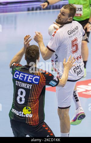 Julius Kuehn (rechts) von Melsungen wird am 18. April 2021 in Magdeburg von Christoph Steinert vom (lef) SC Magdeburg während des LIQUI MOLY Handball-Bundesliga-Spiels zwischen SC Magdeburg und MT Melsungen in der GETEC-Arena angegriffen. (Foto von Peter Niedung/NurPhoto) Stockfoto