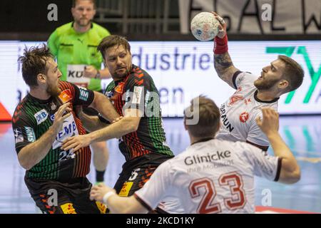 Domagoj Pavlovic (rechts) von MT Melsungen wird am 18. April 2021 in Magdeburg von Christian O'Sullivan (links) und Marko Bezjak (Mitte) aus Magdeburg während des LIQUI MOLY Handball-Bundesliga-Spiels zwischen SC Magdeburg und MT Melsungen in der GETEC-Arena angegriffen. (Foto von Peter Niedung/NurPhoto) Stockfoto