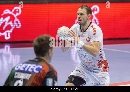 Kai Haefner (rechts) von MT Melsungen kontrolliert den Ball beim LIQUI MOLY Handball-Bundesliga-Spiel zwischen SC Magdeburg und MT Melsungen in der GETEC-Arena am 18. April 2021 in Magdeburg. (Foto von Peter Niedung/NurPhoto) Stockfoto