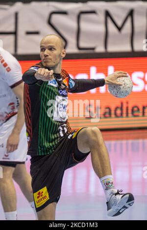 Tim Hornke vom SC Magdeburg beim 7-Meter-Wurf beim LIQUI MOLY Handball-Bundesliga-Spiel zwischen SC Magdeburg und MT Melsungen in der GETEC-Arena am 18. April 2021 in Magdeburg. (Foto von Peter Niedung/NurPhoto) Stockfoto