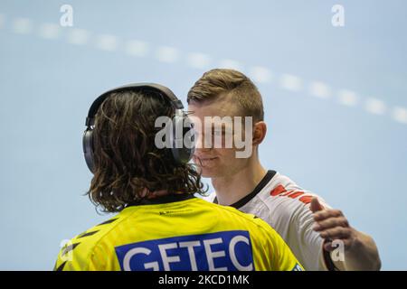 Timo Kastening (rechts) von Melsungen und Torhüter Jannick Green aus Magdeburg sprechen nach dem LIQUI MOLY Handball-Bundesliga-Spiel zwischen SC Magdeburg und MT Melsungen am 18. April 2021 in der GETEC-Arena in Magdeburg. (Foto von Peter Niedung/NurPhoto) Stockfoto