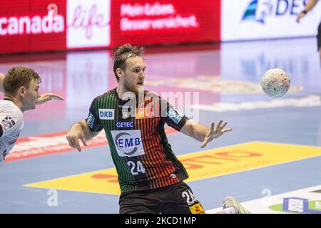 Christian O'Sullivan (rechts) vom SC Magdeburg kontrolliert den Ball beim LIQUI MOLY Handball-Bundesliga-Spiel zwischen SC Magdeburg und MT Melsungen in der GETEC-Arena am 18. April 2021 in Magdeburg. (Foto von Peter Niedung/NurPhoto) Stockfoto