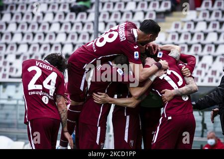 Torino-Stürmer Antonio Sanabria (19) feiert mit seinen Teamkollegen, nachdem er sein Tor erzielt hat, um es 1-1 während der Serie A Fußballspiel n.31 TORINO - ROMA am 18. April 2021 im Stadio Olimpico Grande Torino in Turin, Piemont, Italien, zu erreichen. Endergebnis: Turin-Roma 3-1. (Foto von Matteo Bottanelli/NurPhoto) Stockfoto