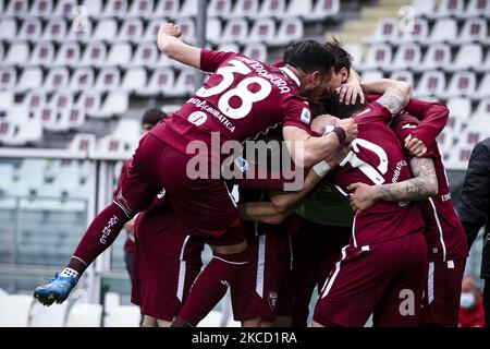 Torino-Stürmer Antonio Sanabria (19) feiert mit seinen Teamkollegen, nachdem er sein Tor erzielt hat, um es 1-1 während der Serie A Fußballspiel n.31 TORINO - ROMA am 18. April 2021 im Stadio Olimpico Grande Torino in Turin, Piemont, Italien, zu erreichen. Endergebnis: Turin-Roma 3-1. (Foto von Matteo Bottanelli/NurPhoto) Stockfoto