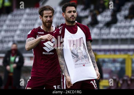 Torino-Stürmer Antonio Sanabria (19) feiert mit Torino-Verteidiger Cristian Ansaldi (15) nach seinem Tor, um es 1-1 während der Serie A Fußballspiel n.31 TORINO - ROMA am 18. April 2021 im Stadio Olimpico Grande Torino in Turin, Piemont, Italien. Endergebnis: Turin-Roma 3-1. (Foto von Matteo Bottanelli/NurPhoto) Stockfoto