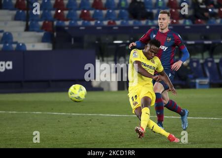 Villarreals Samuel Chimerenka Chukwueze beim spanischen La Liga-Spiel zwischen Levante UD und Villarreal CF am 18. April 2021 im Stadion Ciutat de Valencia in Valencia, Spanien. (Foto: Jose Miguel Fernandez/NurPhoto) Stockfoto