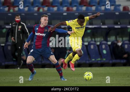 Levantes Verteidiger Carlos Clerc (L) und Villarreals Samuel Chimerenka Chukwueze während des spanischen La Liga-Spiels zwischen Levante UD und Villarreal CF am 18. April 2021 im Stadion Ciutat de Valencia in Valencia, Spanien. (Foto: Jose Miguel Fernandez/NurPhoto) Stockfoto