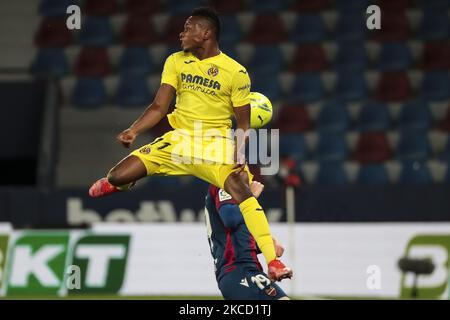 Villarreals Samuel Chimerenka Chukwueze (L) und Levante's Verteidiger Carlos Clerc während des spanischen La Liga-Spiels zwischen Levante UD und Villarreal CF am 18. April 2021 im Stadion Ciutat de Valencia in Valencia, Spanien. (Foto: Jose Miguel Fernandez/NurPhoto) Stockfoto