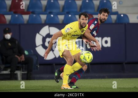 Villarreal's Alfonso Pedraza (L) und Levante's Verteidiger Coke Andujar während des spanischen La Liga-Spiels zwischen Levante UD und Villarreal CF im Ciutat de Valencia Stadion in Valencia, Spanien am 18. April 2021.(Foto von Jose Miguel Fernandez/NurPhoto) Stockfoto