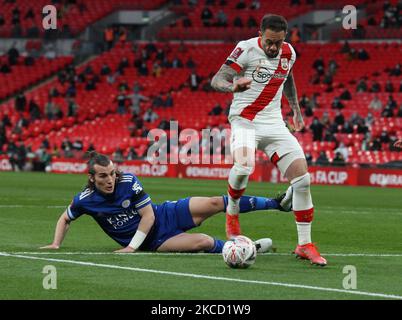 Caglar Soyuncu von L-R Leicester City und Danny ings von Southampton während des Halbfinales des Emirates FA Cup zwischen Leicester City und Southampton im Wembley-Stadion in London, Großbritannien, am 18.. April 2021. (Foto by Action Foto Sport/NurPhoto) Stockfoto