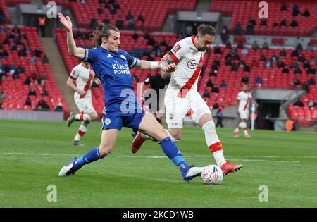 Caglar Soyuncu von L-R Leicester City und Danny ings von Southampton während des Halbfinales des Emirates FA Cup zwischen Leicester City und Southampton im Wembley-Stadion in London, Großbritannien, am 18.. April 2021. (Foto by Action Foto Sport/NurPhoto) Stockfoto