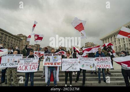 Belarussische Exilanten im Zentrum von Kiew, Ukraine, am 18. April 2021 während einer Demonstration gegen die Unterdrückung von Lukaschenko in Belarus nach den Protesten, weil der Betrug bei den Präsidentschaftswahlen im Jahr 2020. Viele belarussische mussten in andere Länder ins Exil gehen, um während der zivilen Demonstrationen der Bestrafung durch die Regierung zu entgehen. (Foto von Celestino Arce/NurPhoto) Stockfoto