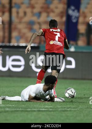 Mahmoud Kahrba von Al Ahly führte den Ball während des egypt League Match zwischen Zamalek und Al Ahly am 18. April 2021 in Kairo, Ägypten, im Stadion von Kairo. (Foto von Ahmed Awaad/NurPhoto) Stockfoto