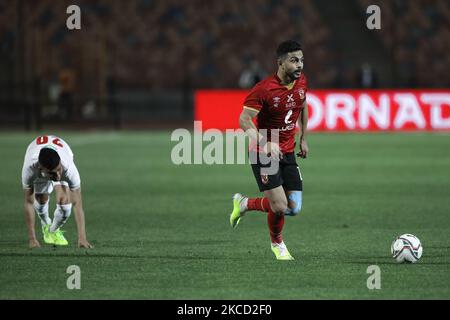 Ayman Ashraf von Al ahly spielt den Ball während des egypt League Match zwischen Zamalek und Al Ahly am 18. April 2021 in Kairo, Ägypten (Foto von Ahmed Awaad/NurPhoto) Stockfoto