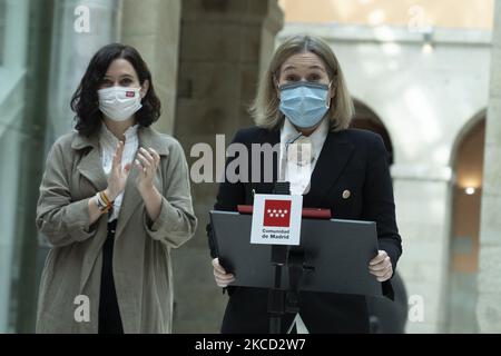 Die Präsidentin der Gemeinschaft von Madrid, Isabel Díaz Ayuso, begrüßt die ehemalige Kulturministerin der Gemeinschaft Madrid und Mitglied von Ciudadanos, Marta Rivera de la Cruz, während des Empfangs an den Künstler Antonio López (r) am 19. April 2021 in der Real Casa de Correos, Madrid, (Spanien). (Foto von Oscar Gonzalez/NurPhoto) Stockfoto