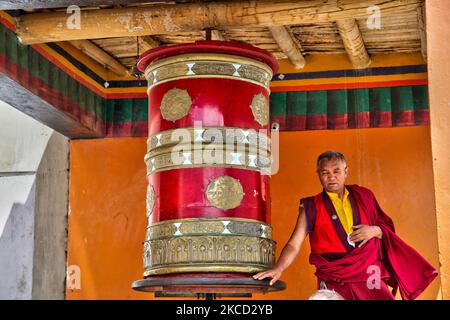 Buddhistischer Mönch dreht ein großes Gebetsrad am Lamayuru Kloster (Lamayuru Gompa) in Lamayuru, Ladakh, Jammu und Kaschmir, Indien. (Foto von Creative Touch Imaging Ltd./NurPhoto) Stockfoto