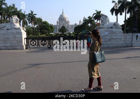 Die Victoria Memorial Hall wurde am 19,2021. April aufgrund der Covid-19-Pandemie in Kalkutta, Indien, geschlossen. Da Bengaluru am Wochenende insgesamt 24.197 Fälle meldete, stiegen die aktiven Fälle in der Hauptstadt Karnataka am Sonntag (97.897) auf fast einen See. Währenddessen erlagen am Samstag und Sonntag 103 weitere Menschen dem gleichen.der Bundesstaat Westbengalen verzeichnete mit 8.419 neuen COVID-19-Fällen den höchsten Tageshöchststand. Einem Bericht zufolge haben mindestens 28 neue Todesfälle die Zahl der Todesopfer in Westbengalen auf 10.568 angestoßen. (Foto von Debajyoti Chakraborty/NurPhoto) Stockfoto