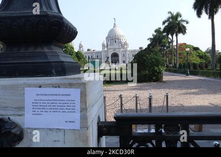 Die Victoria Memorial Hall wurde am 19,2021. April aufgrund der Covid-19-Pandemie in Kalkutta, Indien, geschlossen. Da Bengaluru am Wochenende insgesamt 24.197 Fälle meldete, stiegen die aktiven Fälle in der Hauptstadt Karnataka am Sonntag (97.897) auf fast einen See. Währenddessen erlagen am Samstag und Sonntag 103 weitere Menschen dem gleichen.der Bundesstaat Westbengalen verzeichnete mit 8.419 neuen COVID-19-Fällen den höchsten Tageshöchststand. Einem Bericht zufolge haben mindestens 28 neue Todesfälle die Zahl der Todesopfer in Westbengalen auf 10.568 angestoßen. (Foto von Debajyoti Chakraborty/NurPhoto) Stockfoto